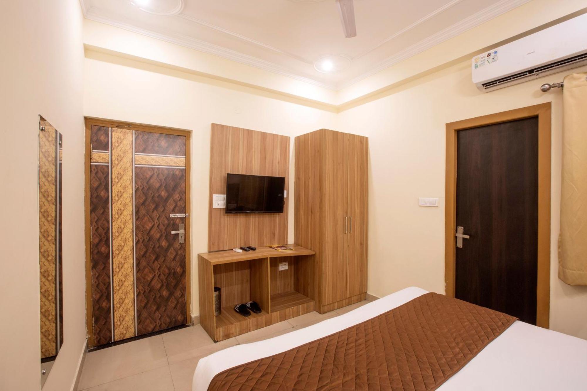 Hotel Lemon Suites & Banquet Noida Sector 62 Bagian luar foto