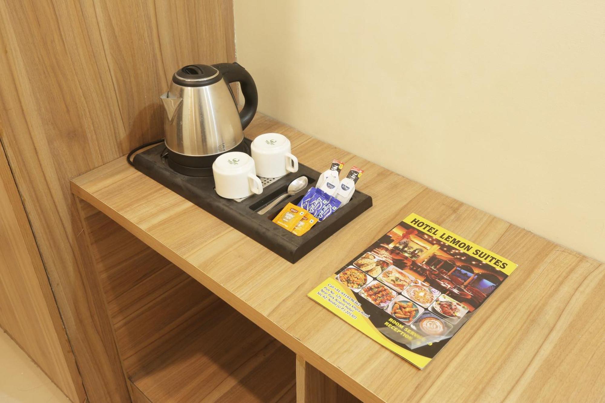 Hotel Lemon Suites & Banquet Noida Sector 62 Bagian luar foto