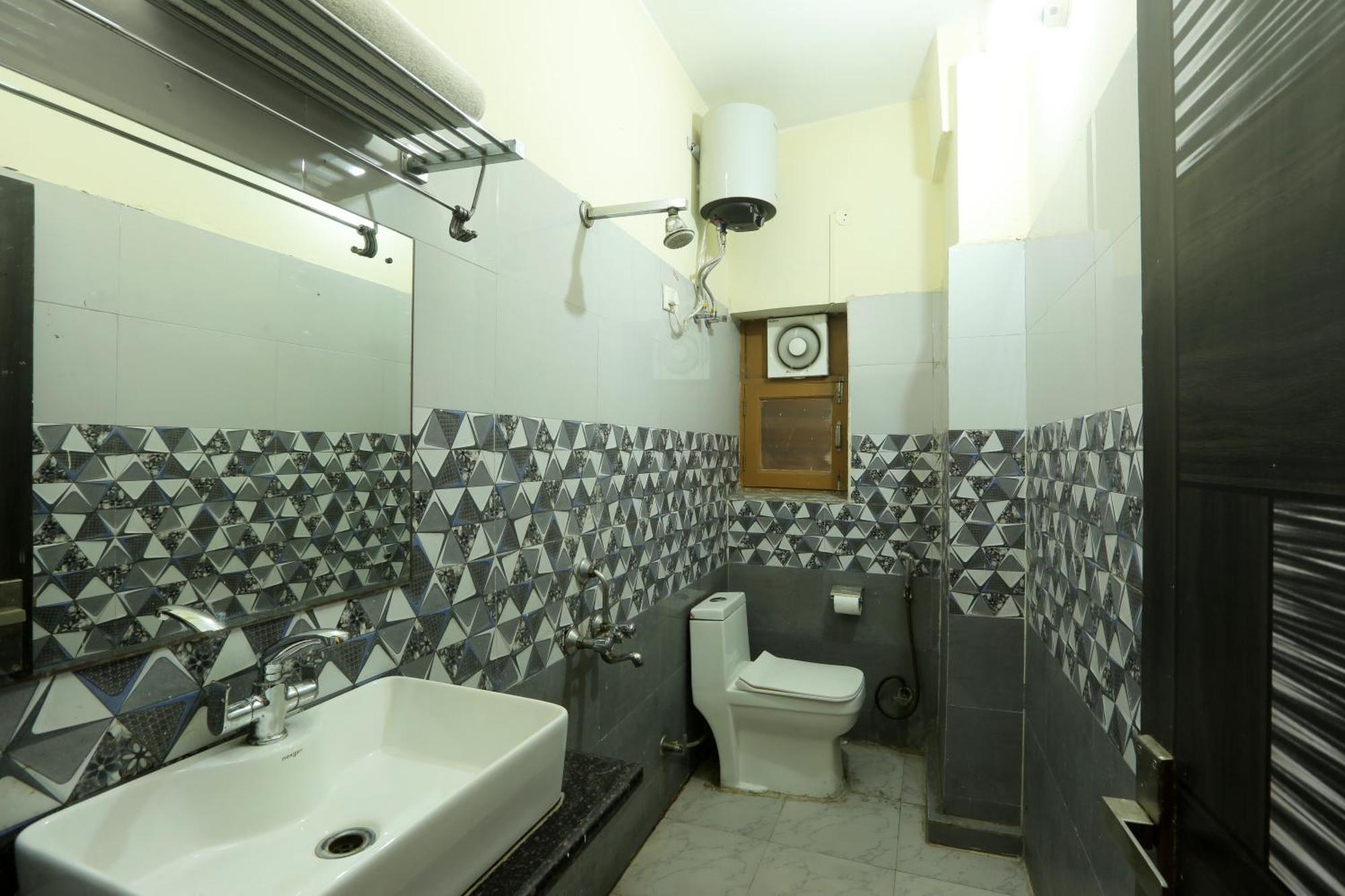 Hotel Lemon Suites & Banquet Noida Sector 62 Bagian luar foto