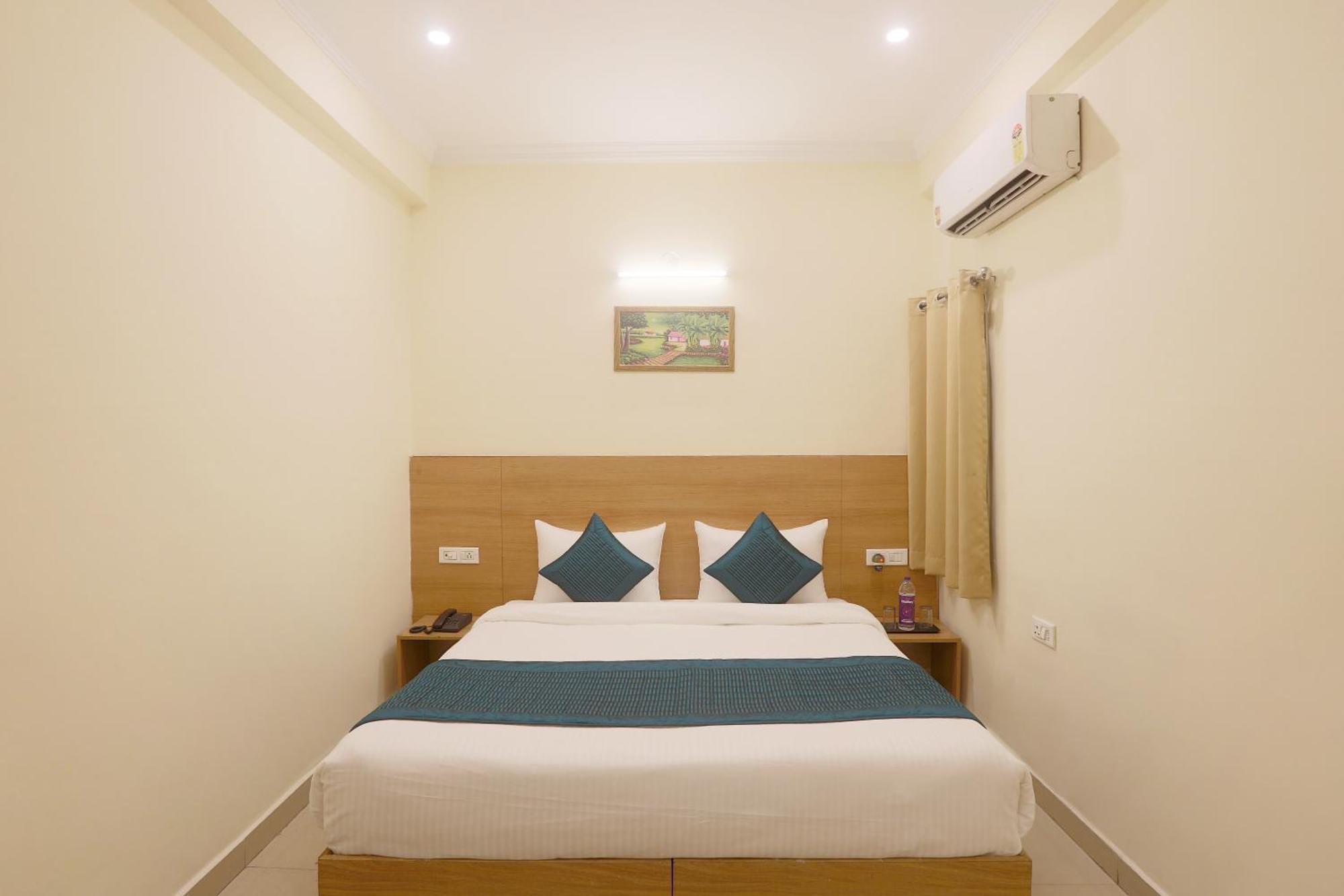 Hotel Lemon Suites & Banquet Noida Sector 62 Bagian luar foto