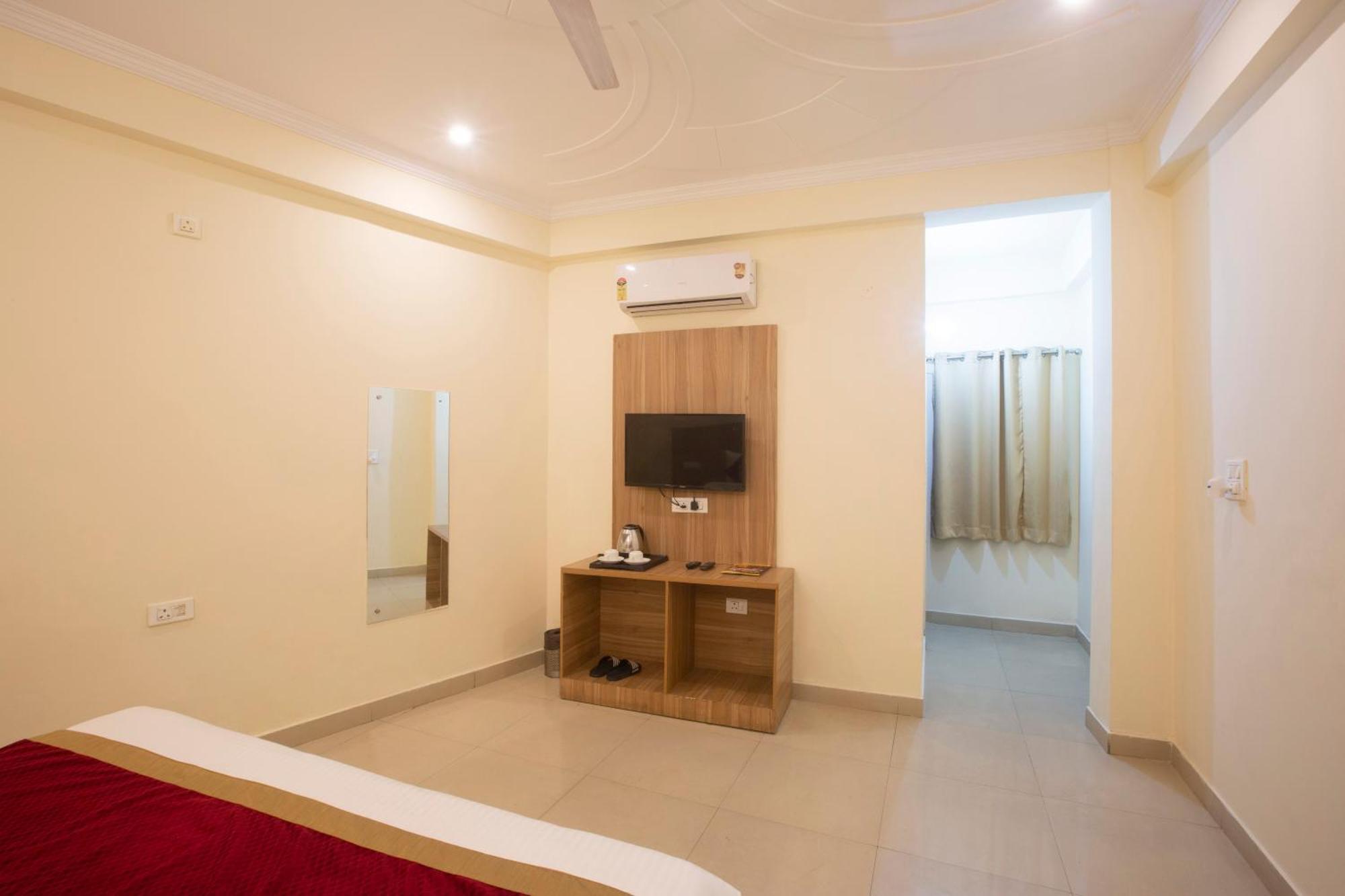 Hotel Lemon Suites & Banquet Noida Sector 62 Bagian luar foto