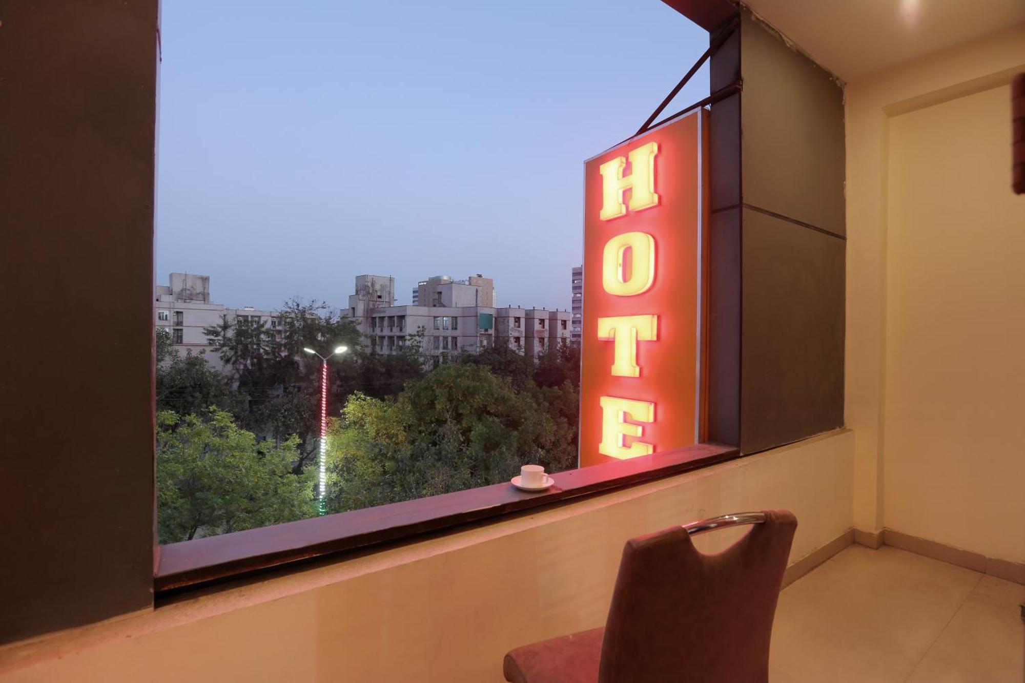 Hotel Lemon Suites & Banquet Noida Sector 62 Bagian luar foto
