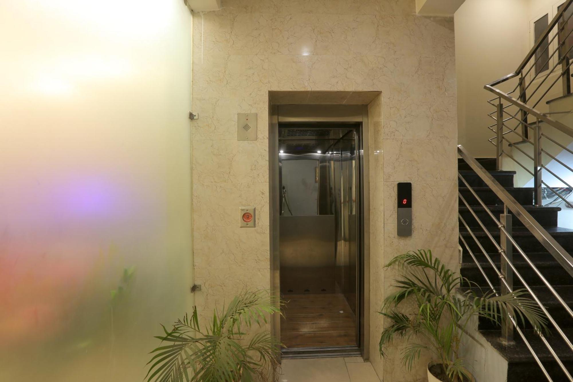 Hotel Lemon Suites & Banquet Noida Sector 62 Bagian luar foto