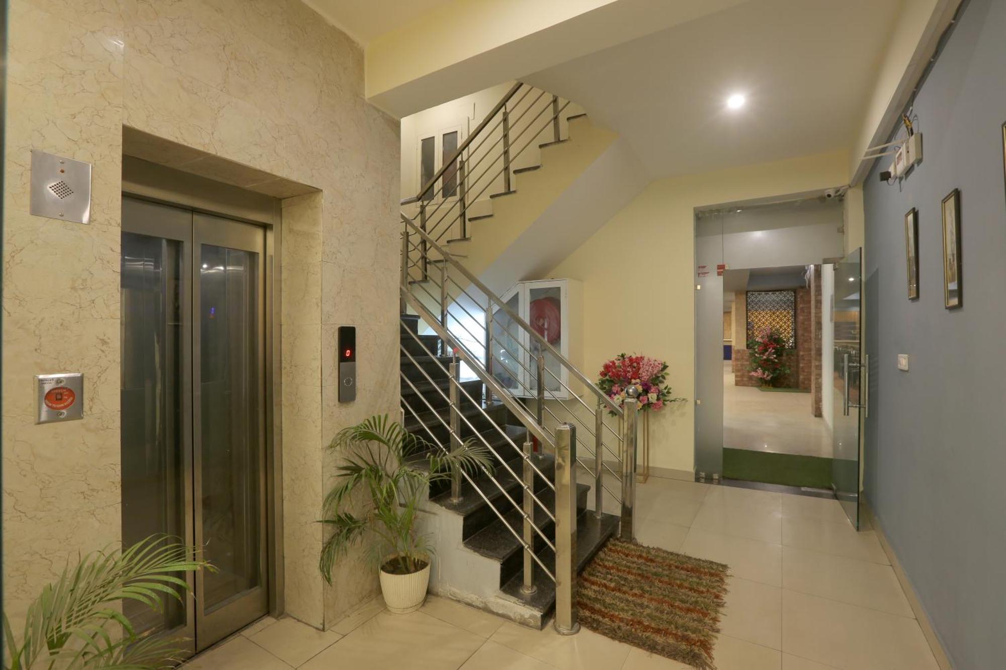 Hotel Lemon Suites & Banquet Noida Sector 62 Bagian luar foto