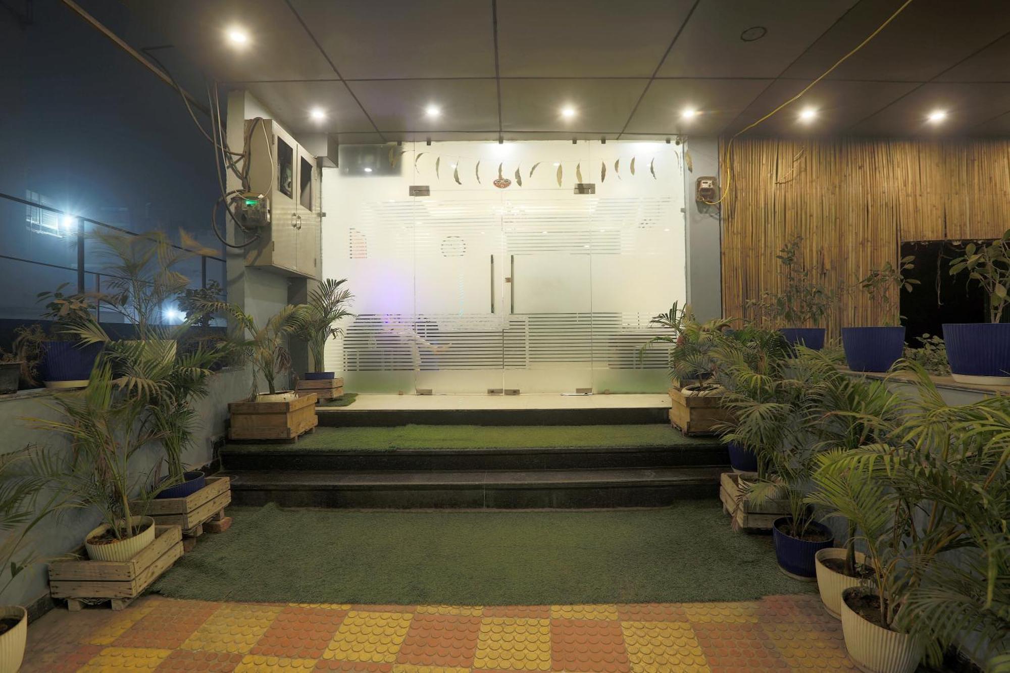 Hotel Lemon Suites & Banquet Noida Sector 62 Bagian luar foto