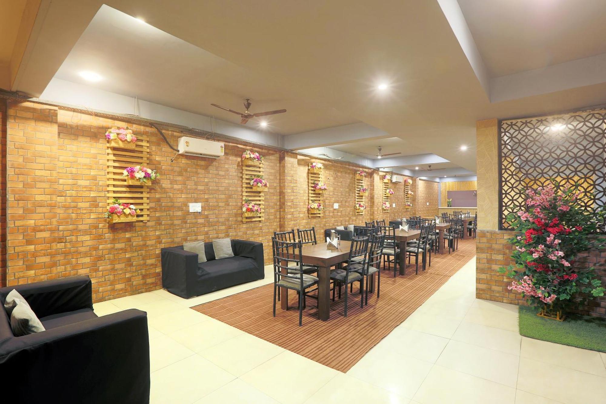 Hotel Lemon Suites & Banquet Noida Sector 62 Bagian luar foto